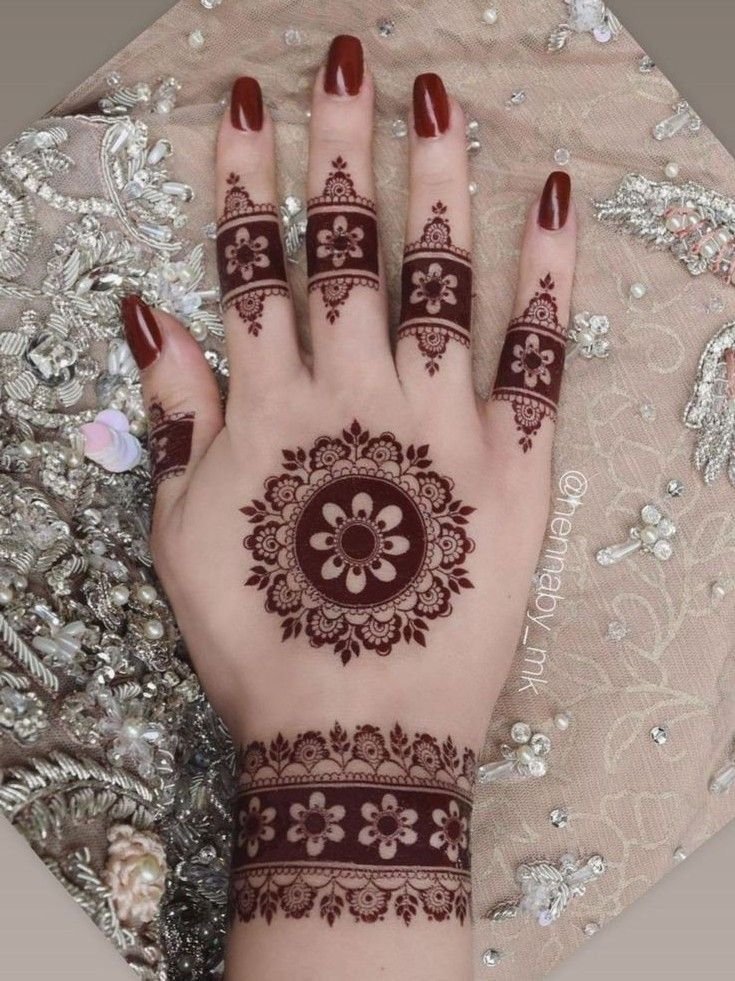 UNIQE TICKY MEHNDI DESIGN